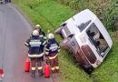 Stmk: Kastenwagen in Jagerberg in Straßenböschung gekippt