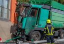 Oö: Lastwagen prallt in Nußbach gegen Mauer eines Wohngebäudes