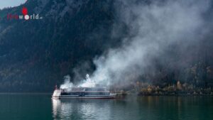 Tirol: Schiffsbrand am Achensee bebt