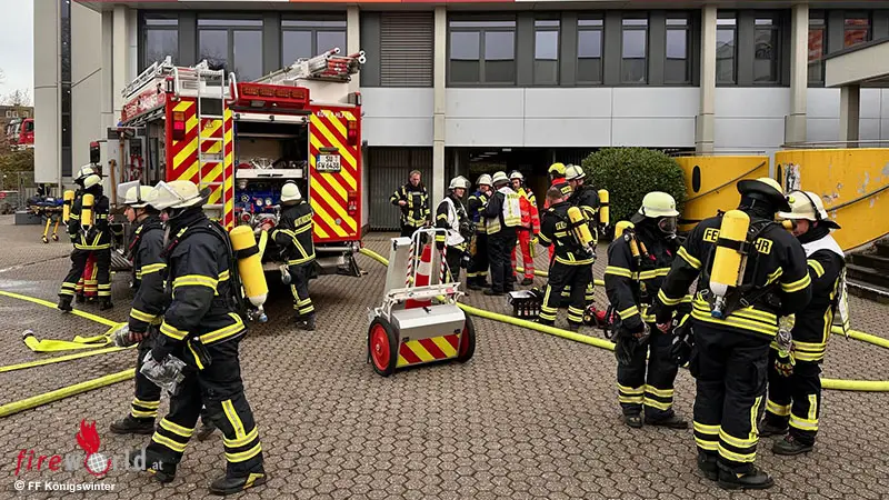 D-Kellerbrand-mit-starker-Verrauchung-im-Gymnasium-entpuppt-sich-als-brennende-T-rklinken