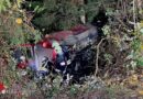 Nö: VW-Bus bei Weiten mehrere Meter in Wald abgestürzt