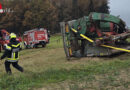 Nö: Umgestürzte Holzhackmaschine in Feld in Zwettl → mehrere Seilwinden im Einsatz