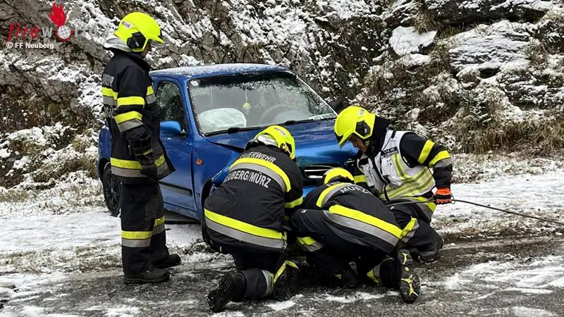 Stmk-Bei-Schneegl-tte-auf-der-B-23-gegen-B-schung-geprallt