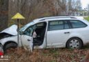 Nö: Auto in Weißkirchen an der Traun nach Kollision mit Lkw gegen Baum geprallt