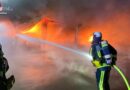 D: 1.000 m2 Lagerhalle mit rund 30 Wohnmobilen und Kleintransportern in Bochum in Flammen