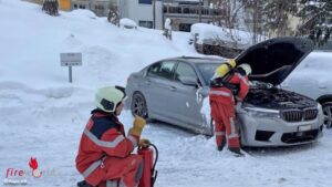 Schweiz: Schnee als Lschmittel an durch Wunderkerzen angezndetem Auto