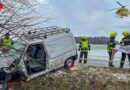 Oö: 18-Jähriger prallt bei Überholvorgang auf B 156 gegen Baum → eingeklemmt