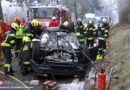 Oö: Pkw landet bei Kremsmünster am Dach → Feuerwehr befreit Lenker