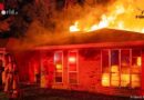 USA: Feuerwehr Fort Worth bekämpft Wohnhausbrand in Benbrook