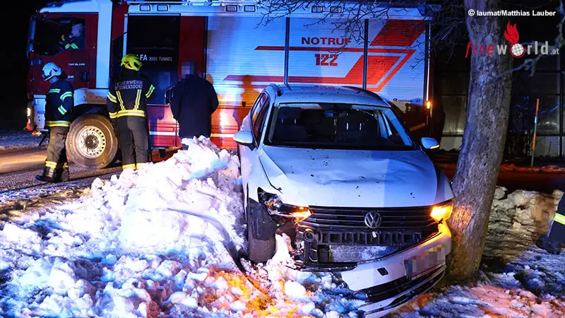 O-Auto-nach-kurzer-Fahrt-in-Waldneukirchen-abseits-der-Stra-e-gegen-Baum-gekracht