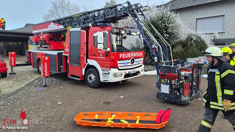 D-Bei-Baumf-llarbeiten-verletzt-Feuerwehr-rettet-Mann-von-Carportdach