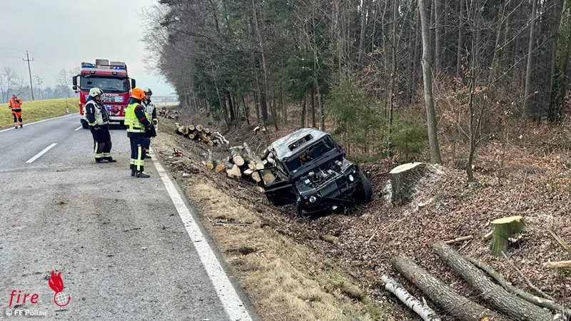 Stmk-Zwei-Verletzte-bei-Pkw-berschlag-auf-der-L-406-bei-P-llau