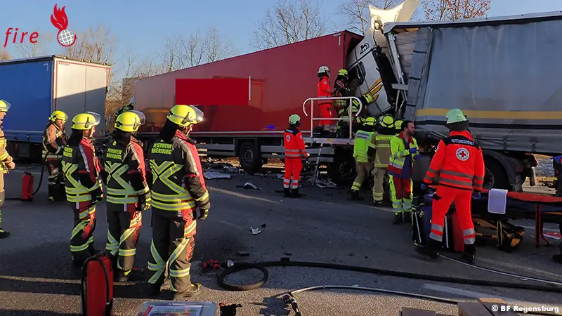 D-Lkw-Unfall-mit-eingeklemmten-Personen-A3