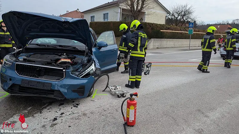 n-feuerwehren-befreiten-verletzte-person-aus-unfall-pkw-in-seitenstetten