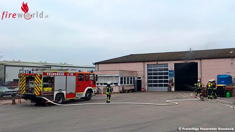 D-Brennende-Gasflasche-in-einer-Werkstatt