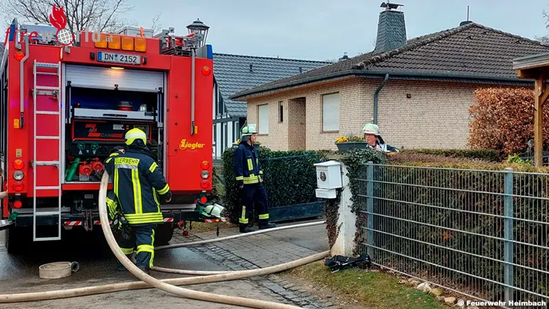 D-Brand-eines-Anbaus-mit-bergriff-auf-Garage-und-Wohnhaus