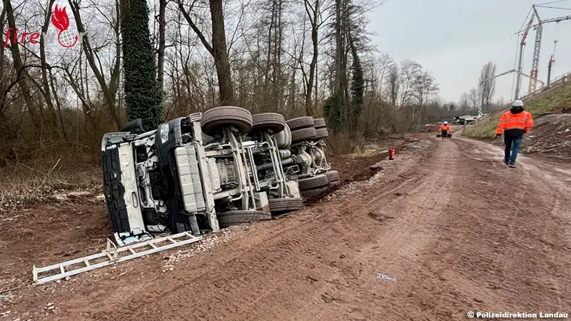 D-Betonmischwagen-auf-Baustelle-umgest-rzt