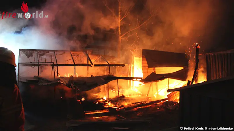 D-Vogelvoliere-wird-Raub-von-Flammen