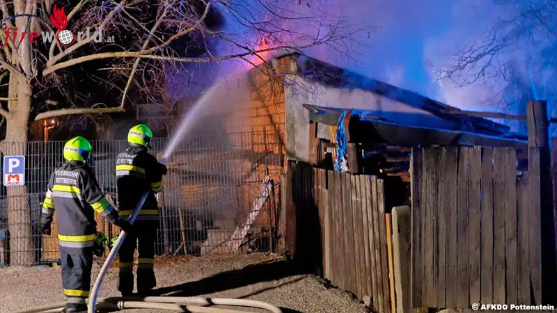 N-Brand-Nebengeb-ude-bei-klirrender-K-lte-Feuerwehr-kann-Wohnhaus-retten