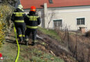 Nö: Vegetationsbrand in Steinabrückl mit Feuerlöscher im Zaum gehalten